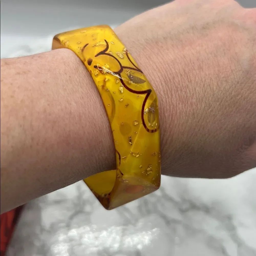 VINTAGE Floral Lucite Bangle Bracelet